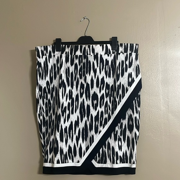 Torrid Skirt Sz 4X Elastic Waist Wrap Front Stretchy Workwear Special Events - Picture 1 of 6